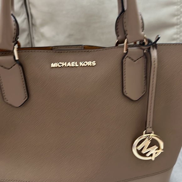 Michael Kors tan tote/crossbody. - Picture 6 of 6